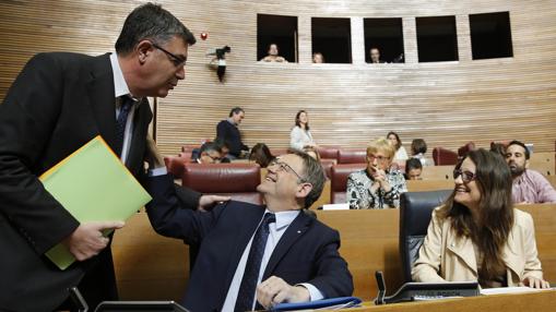 Enric Morera, Ximo Puig y Mónica Oltra, en las Cortes Valencianas