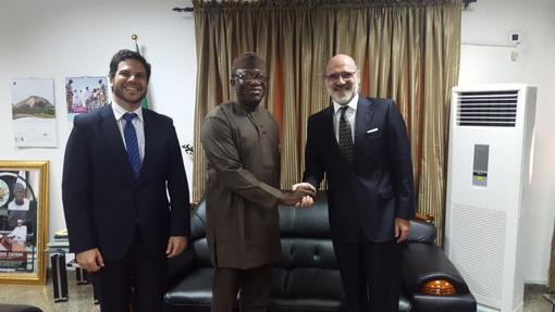 El embajador de España en Nigeria, Alfonso Barnuevo, saluda al ministro de Minas de Nigeria