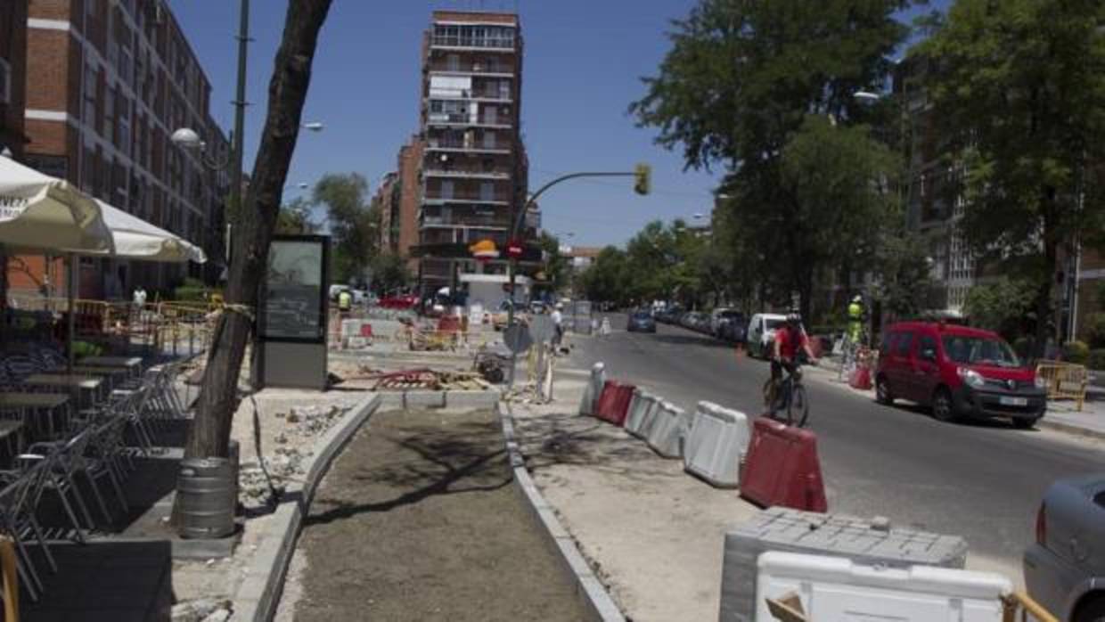 Las obras, ayer, de la avenida de Oporto para adecuarla al nuevo carril-bici