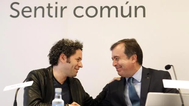 Gustavo Dudamel y el consejero delegado de Abanca, Francisco Botas