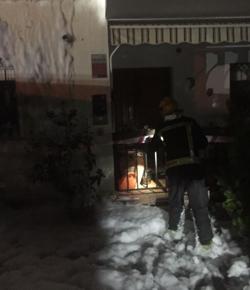 Un bombero inspecciona el interior de la casa