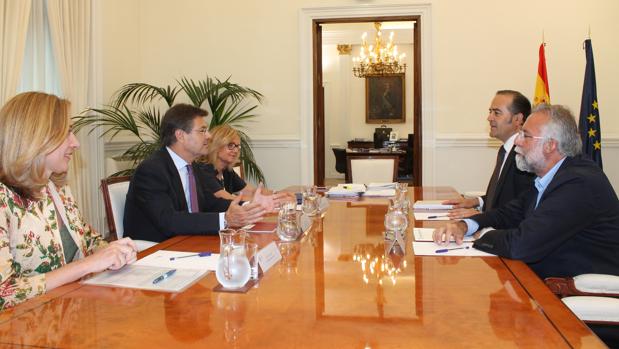 El ministro, a la izquierda, charla con Gregorio y Ramos