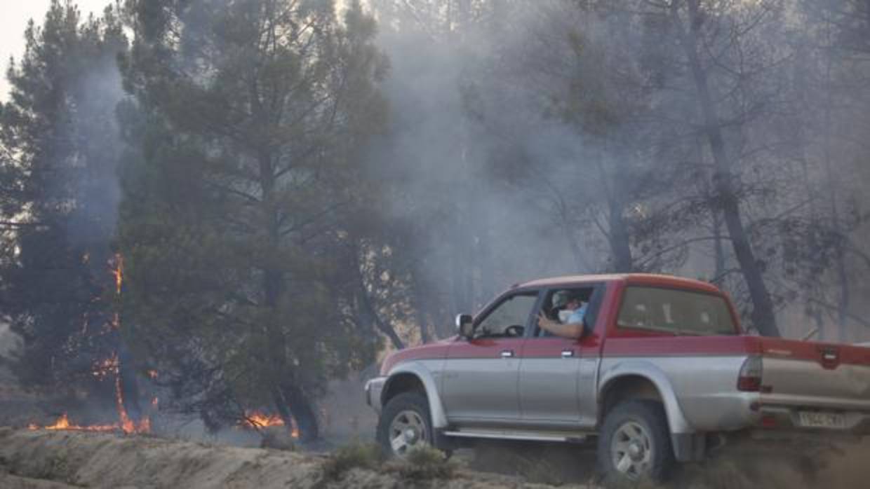 Continúa activo el incendio de Navalilla