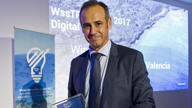 Dionisio García Comín, CEO de Global Omnium, recogiendo el premio anual de la plataforma europea del agua, que reconoce la transformación digital de la compañía