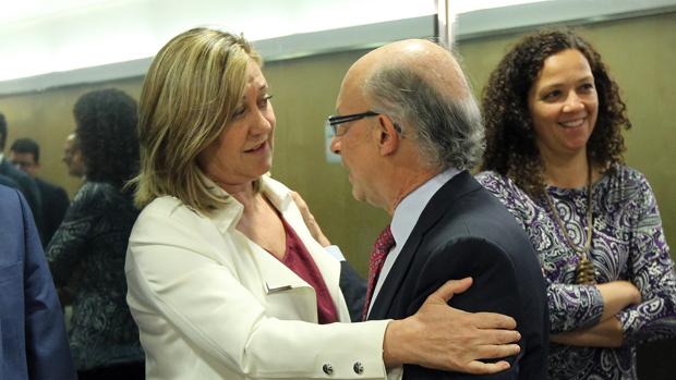 Pilar del Olmo junto al ministro de Hacienda Cristobal Montoro en un encuentro reciente