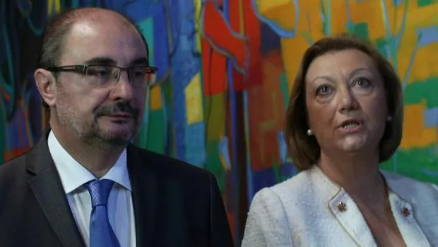 El presidente aragonés, Javier Lambán (PSOE), junto a su antecesora, Luisa Fernanda Rudi (PP)