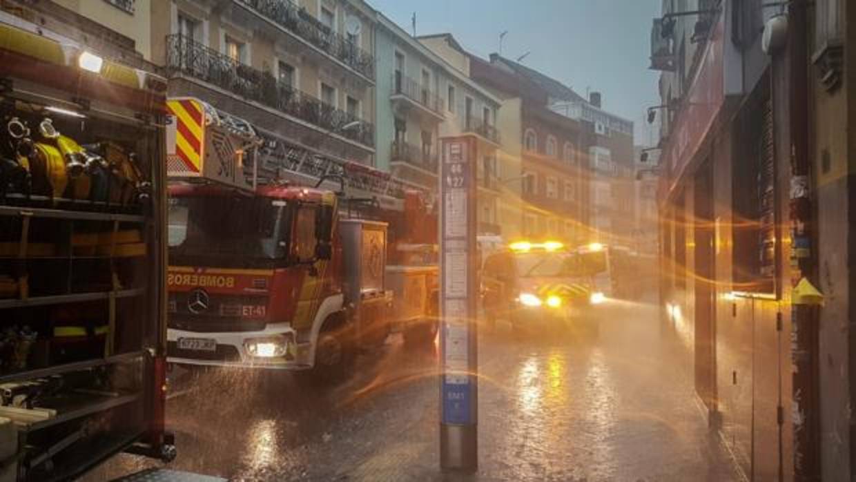 Las calles de Madrid se han anegado de agua debido a la tromba de agua caída por la tarde