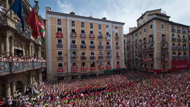 Cuatro demandas contra el alcalde de Pamplona por poner la ikurriña