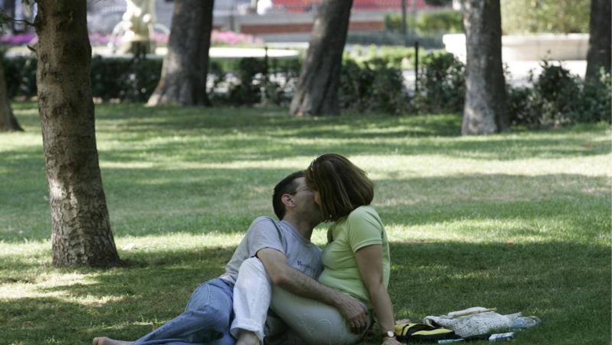 Una pareja aprovecha el verano para ir al Retiro