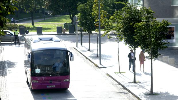 Un autobús circula por el casco urbano de Santiago