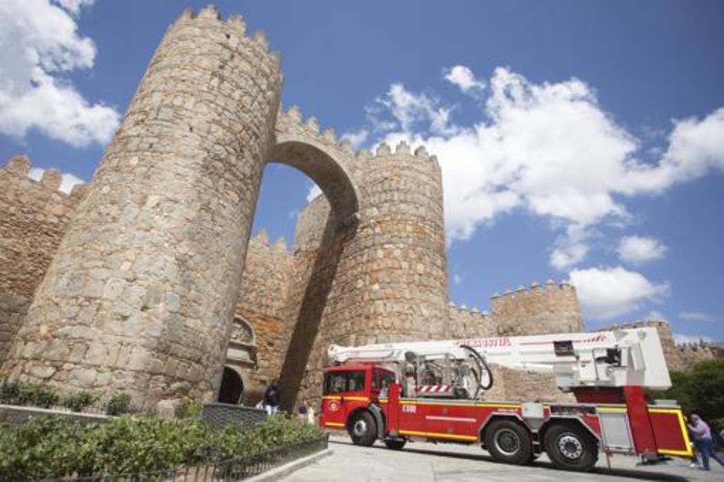 Los bomberos intervienen en la muralla de Ávila tras las intensas lluvias registradas ayer