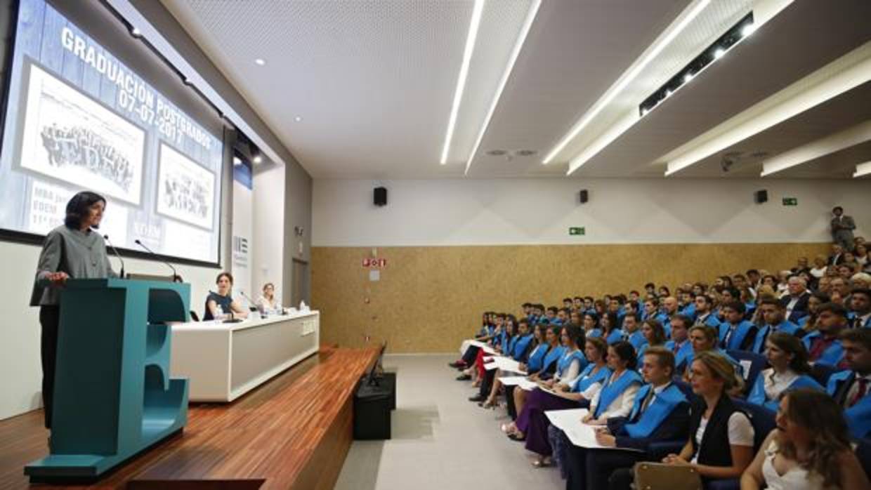 Imagen de María José Félix en el acto de graduación