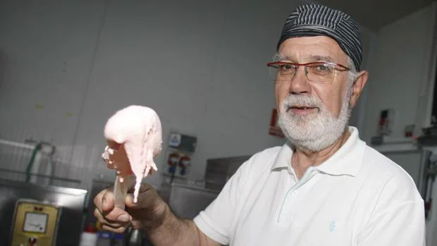 El presidente de la patronal española de heladeros artesanos, José Luis Gisbert, con helado vegano de sandía
