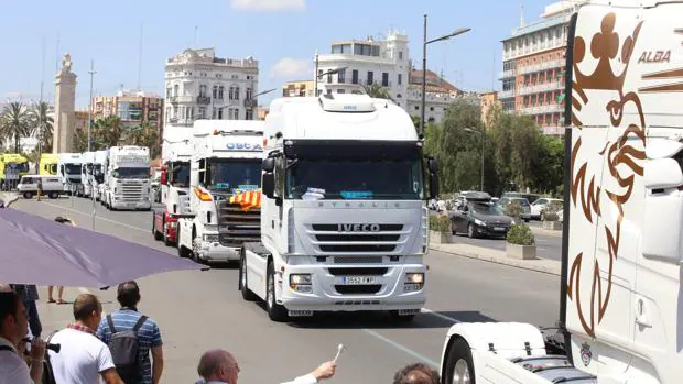 Imagen de la caravana de camiones en honor a San Cristóbal en Valencia