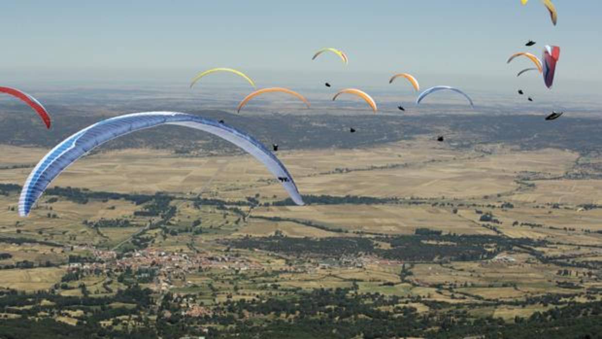 Imagen de archivo de deportistas practicando parapente