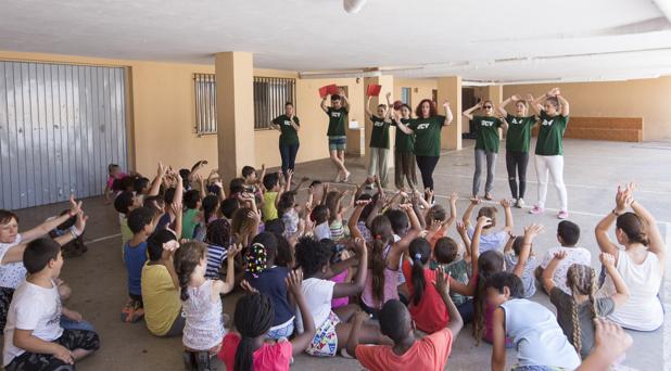 Imagen de un grupo de niños en el Colegio Natividad de Nuestra Señora de Burjassot