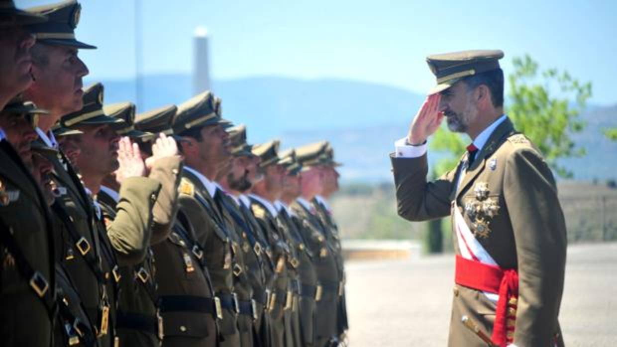 El Rey Felipe VI, durante la ceremonia de entrega de los despachos en Talarn, en 2015