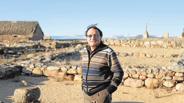 El arqueólogo Alfredo Jimeno en el yacimiento celtíbero de Numancia (en Garray, Soria)