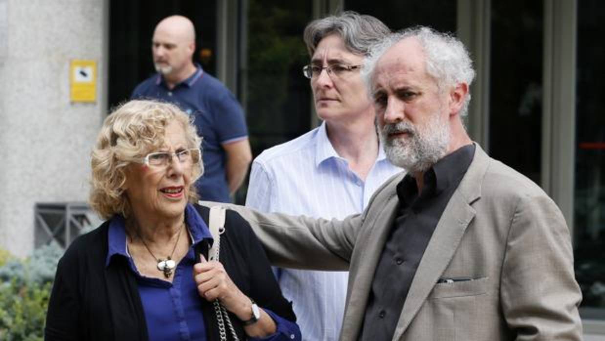 Manuela Carmena, junto a Luis Cueto y Marta Higueras