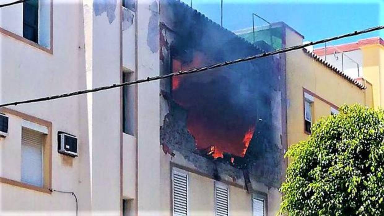 El edificio afectado en la calle Alonso Quesada, en Agüimes, Gran Canaria