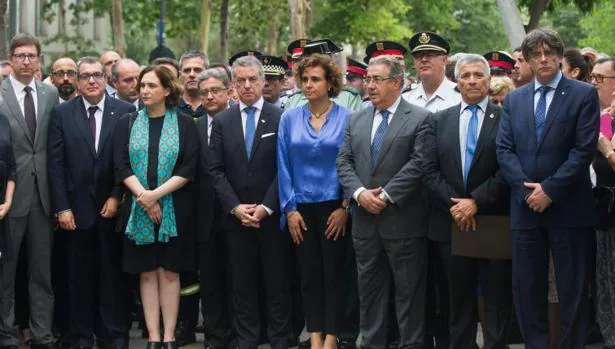 Zoido y Puigdemont (tercero y primero por la derecha, respectivamente), el pasado junio en Barcelona