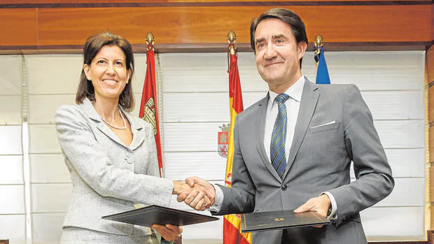 Gómez y Suárez-Quiñones, este lunes durante la firma del convenio