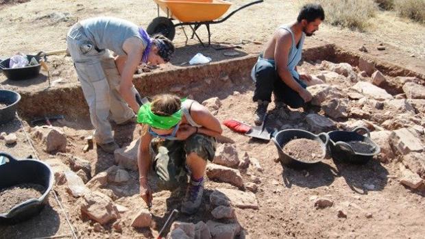 Arqueólogos trabajan en el yacimiento de Cerro Bilanero, en Alhambra (Ciudad Real)