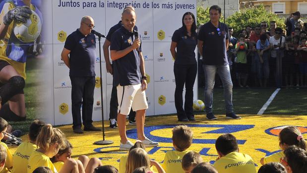 Andrés Iniesta, en la inauguraciíon de la «Cruyff Court» en Fuentealbilla