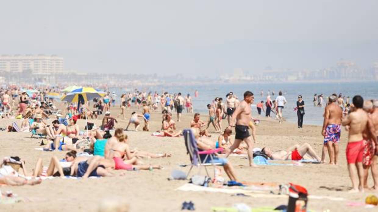 Imagen de la playa de Valencia en la primera ola de calor del año