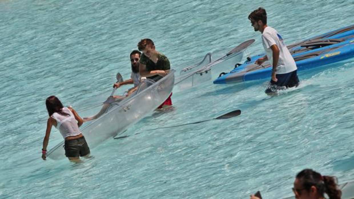 Un grupo de turistas se refresca en la ciudad de Valencia