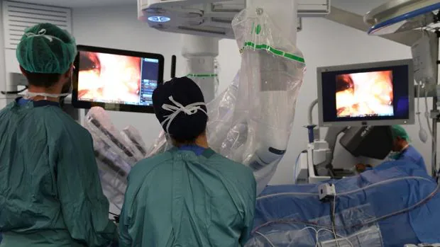 Cirujanos del Vall d'Hebron en un momento de la intervención con el sistema Da Vinci
