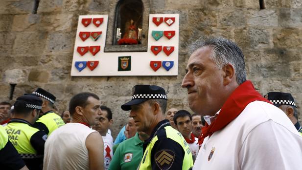 El alcalde de Pamplona Joseba Asiron en el recorrido del encierro el pasado 7 de julio