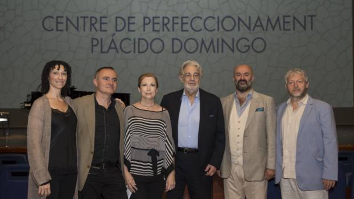 Plácido Domingo junto al jurado de esta edición, que cuenta con el director artístico del Real, Joan Matabosch