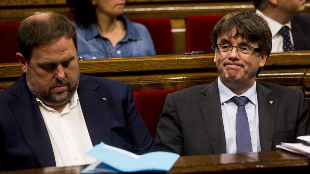 Junqueras y Puigdemont, en el pleno del Parlament