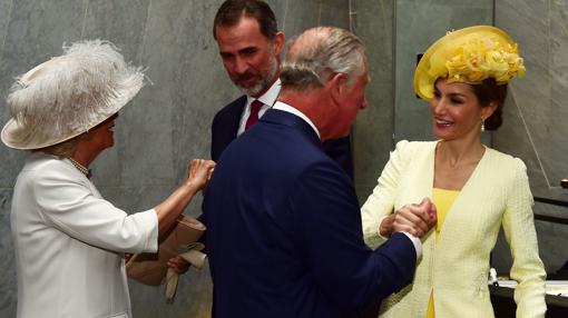 Isabel II recibe a los Reyes con una espectacular ceremonia