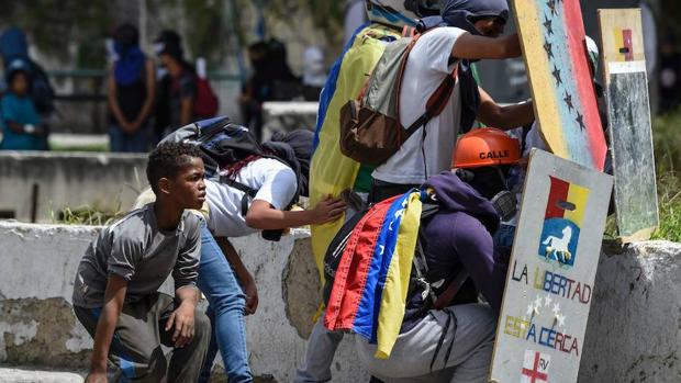Opositores venezolanos, hace dos días durante las protestas en el país