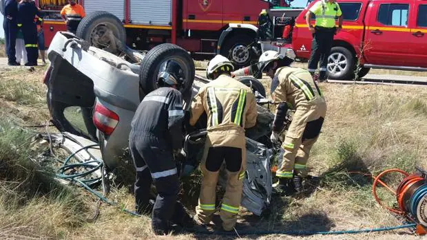 Los bomberos tuvieron que rescatar el cadáver del conductor de uno de los vehículos accidentados