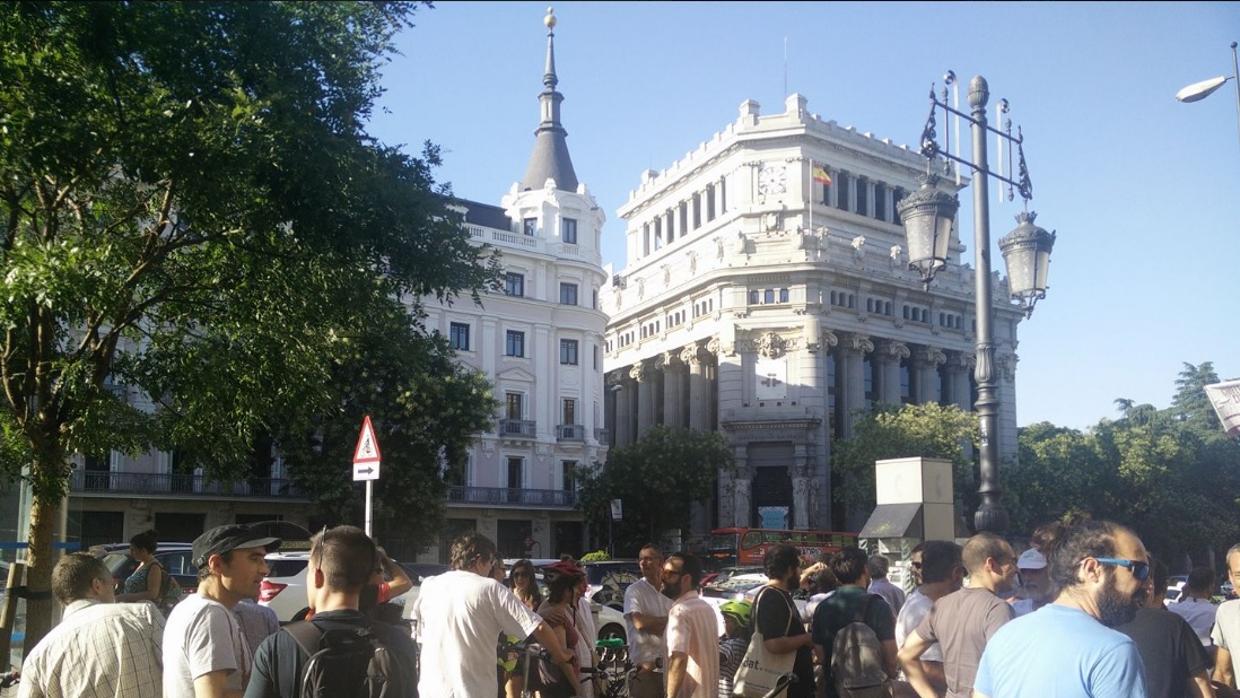 Decenas de personas concentradas ayer, en el mismo lugar donde ocurrió el accidente