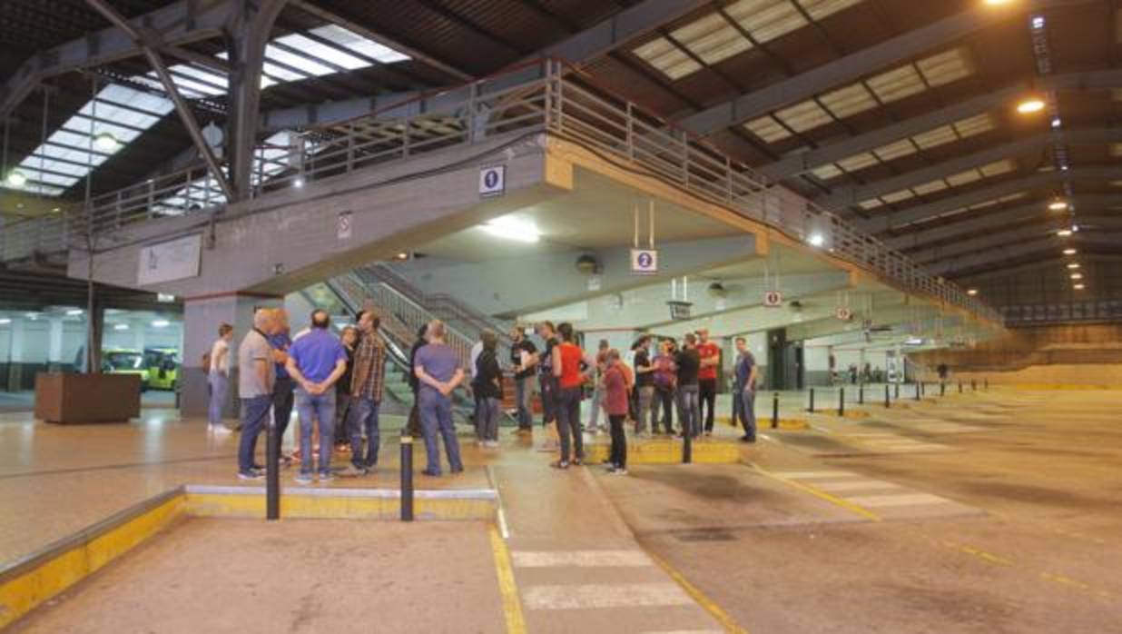 Sindicalistas y trabajadores, en la estación de Santiago, durante una de las jornadas de huelga