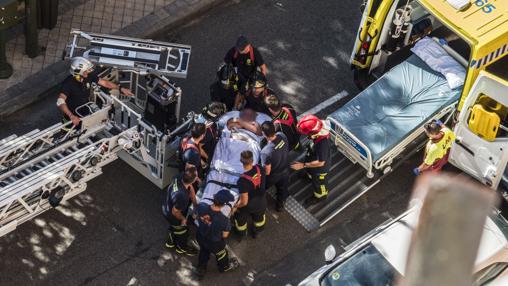 Un hombre con obesidad mórbida entra por la ventana de su cuarto piso en Madrid gracias a los Bomberos