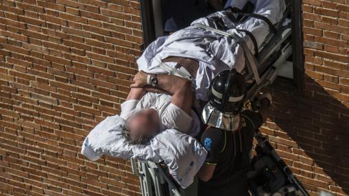 Un hombre con obesidad mórbida entra por la ventana de su cuarto piso en Madrid gracias a los Bomberos