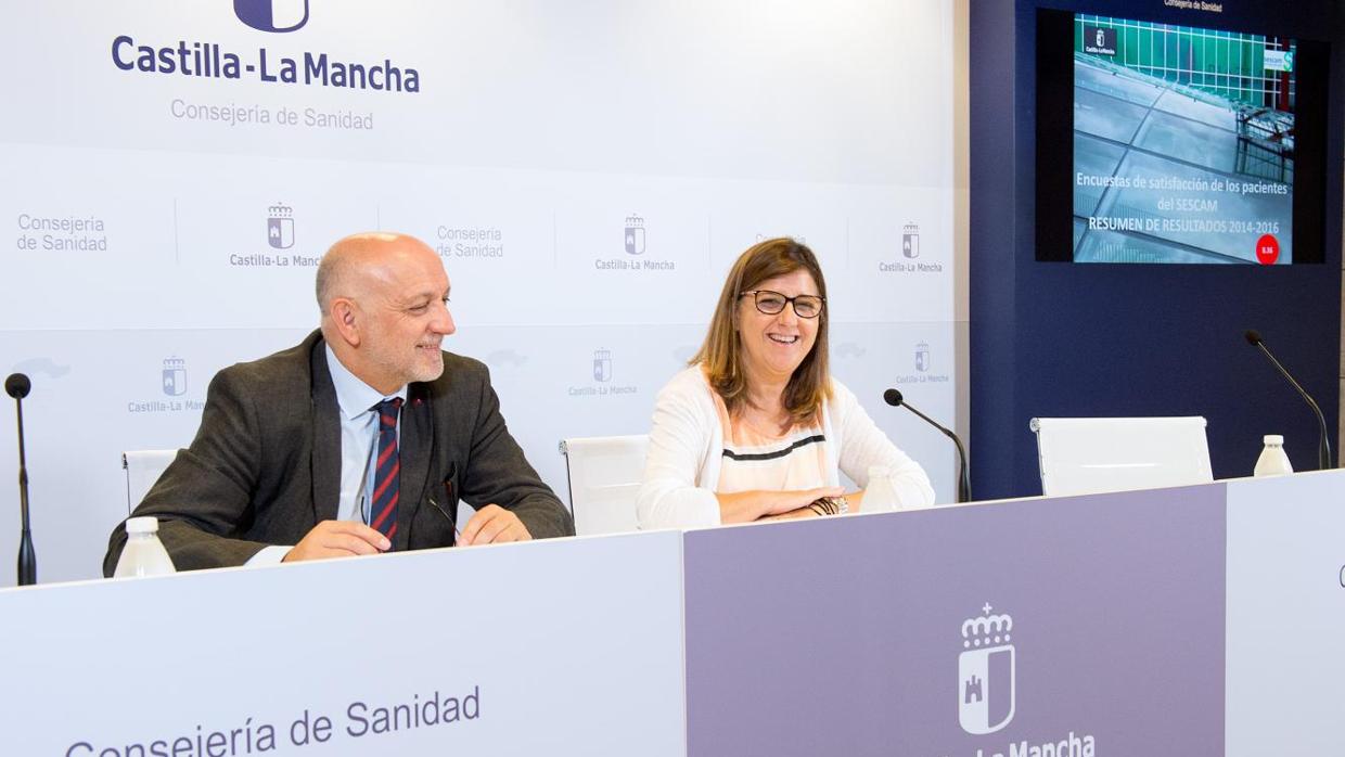 Rodrigo Gutiérrez, director general de Calidad y Humanización de la Asistencia Sanitaria y Regina Leal, directora gerente del Servicio de Salud de Castilla-La Mancha en rueda de prensa en la Consejería de Sanidad