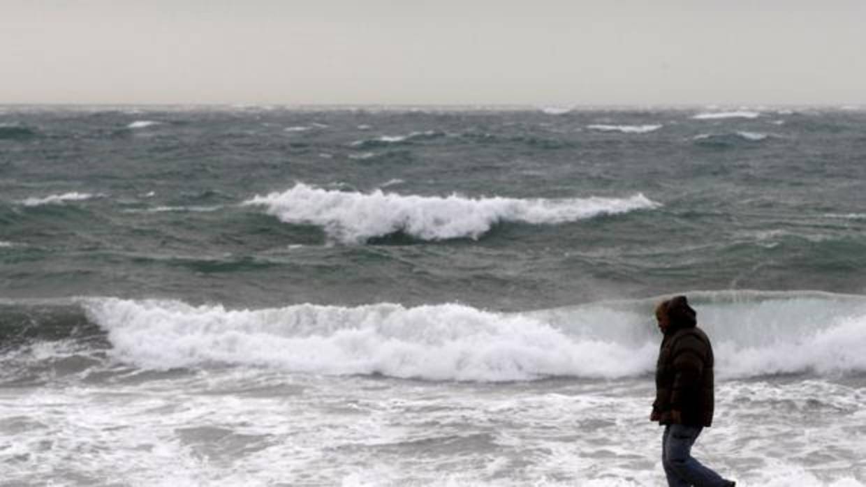 Una persona pasea por la playa de El Zapillo, en Almería