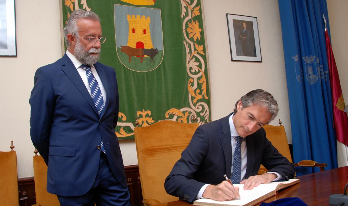 El ministro de Fomento, Íñigo de la Serna, firma en el libro de honor de Talavera de la Reina en presencia del alcalde, Jaime Ramos