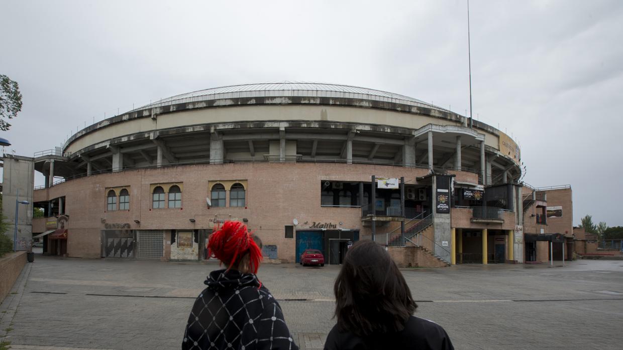 Dos jóvenes observan La Cubierta actual, con la mitad de sus locales cerrados