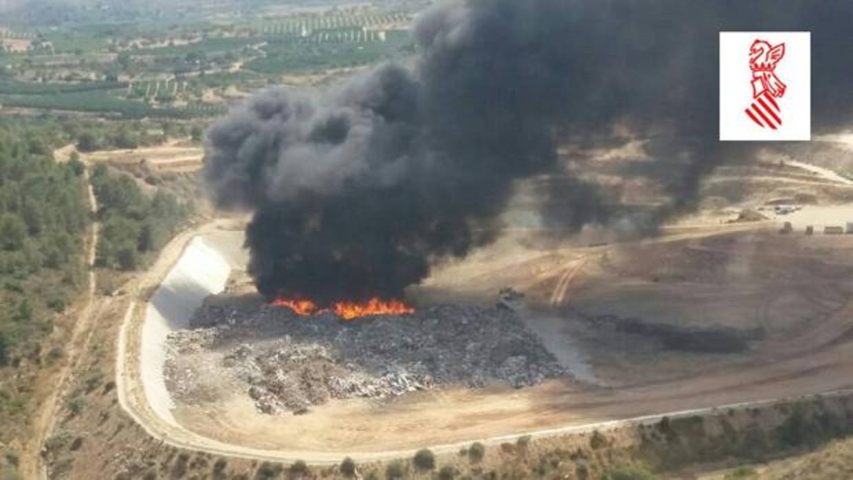 Imagen del incendio en el vertedero de Pedralba