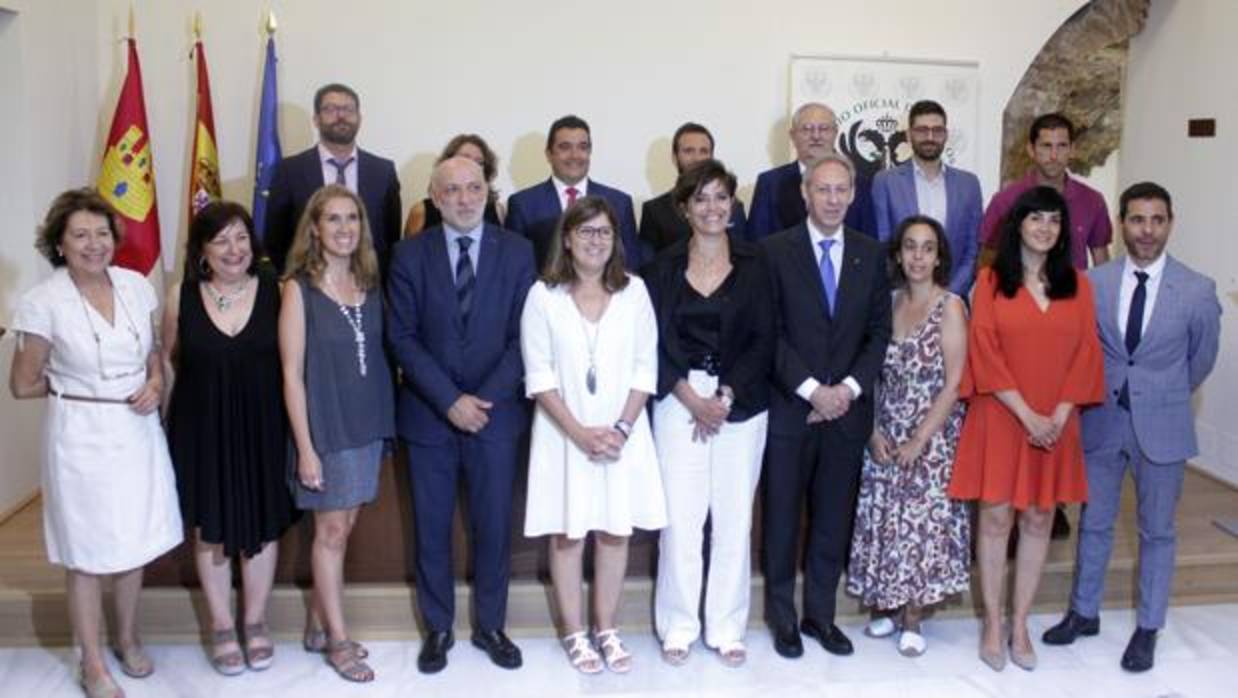 Foto de familia de la nueva junta directiva del Colegio de Médicos de Toledo junto a los asistentes al acto