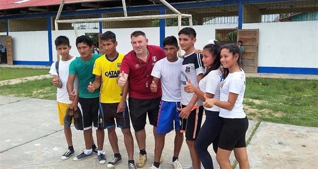 Chema Jiménez posa con jóvenes de la región de San Martín y Loreto, en el Amazonas peruano