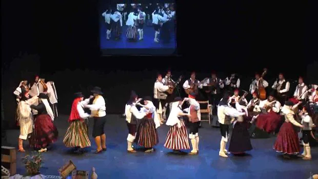 Coros y Danzas de Ingenio interpretando Folías de Gran Canaria