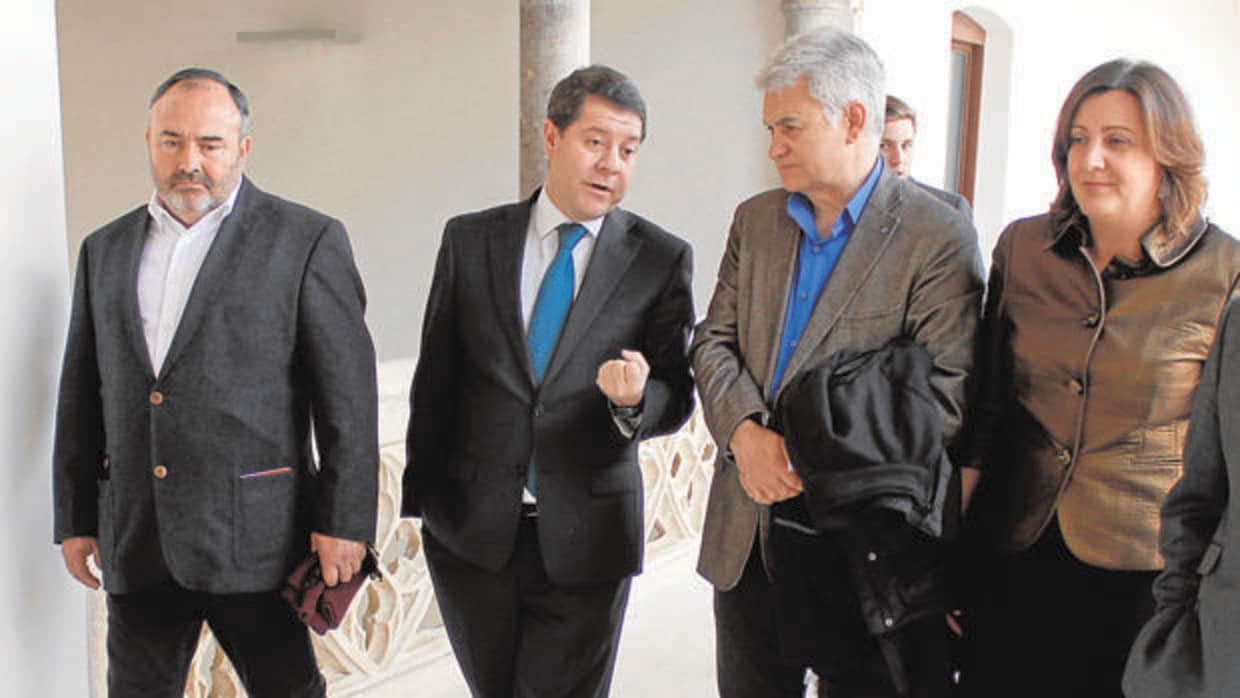 El presidente de Castilla-La Mancha, Emiliano García-Page, con los líderes sindicales Pedrosa y Gil (ya no sigue en el cargo) y la consejera Franco